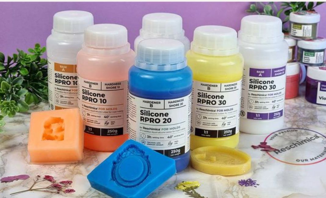 Le silicone n’est pas un simple matériau : il est élastique, résistant, facile à utiliser et fidèle dans la reproduction des détails. Grâce à sa polyvalence, il peut être utilisé dans de nombreux secteurs, du modélisme à la bijouterie, du design culinaire aux effets scéniques.