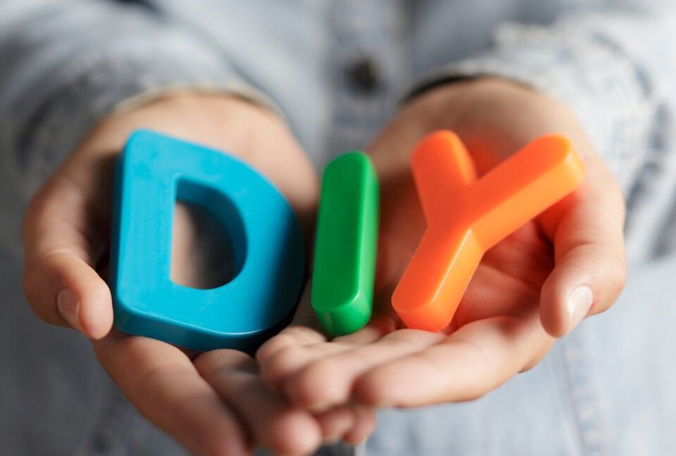 Découvrez 20 idées créatives en résine époxy et fait main pour offrir à la rentrée scolaire ou au bureau. Projets DIY uniques avec les produits Reschimica.