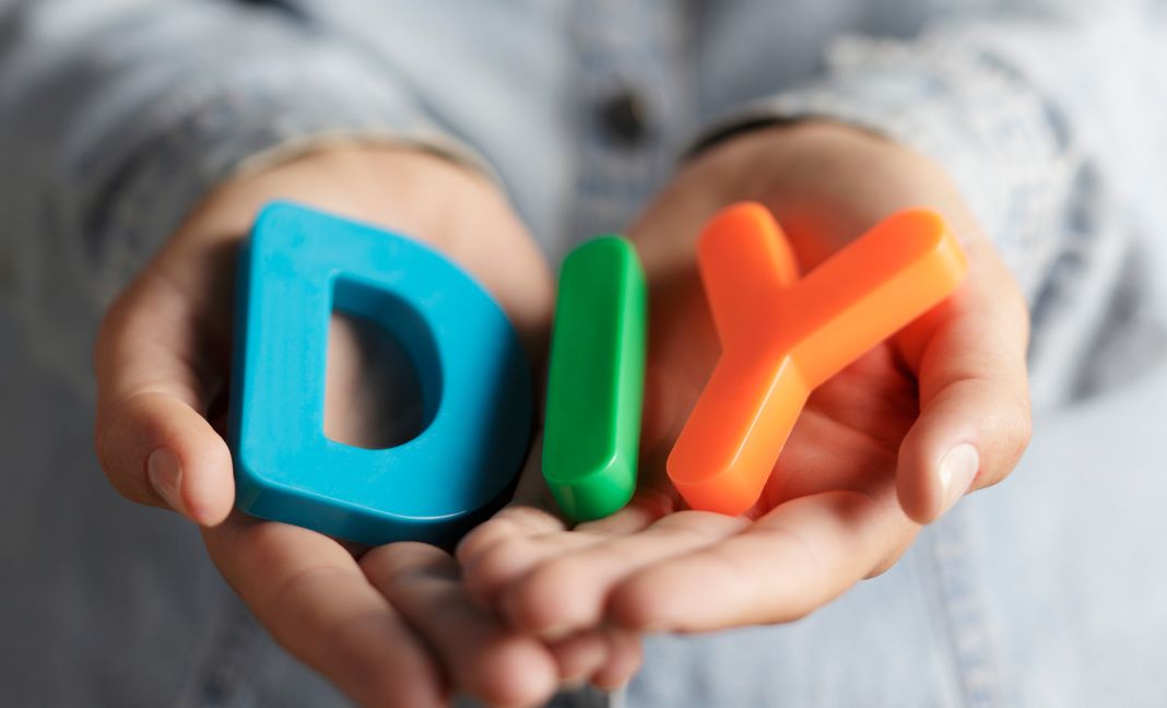 Découvrez 20 idées créatives en résine époxy et fait main pour offrir à la rentrée scolaire ou au bureau. Projets DIY uniques avec les produits Reschimica.